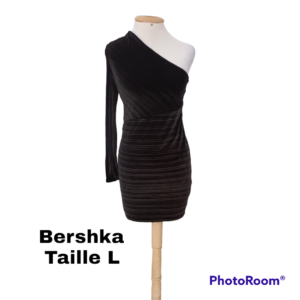 Robe droite je m'en fous en velour Marque : Bershka Matière : Velour Couleur : noire Taille : L Sexe : femme Etat : bon état Robe droite je m'en fous en velour Marque : Bershka Matière : Velour Couleur : noire Taille : L Sexe : femme Etat : bon état
