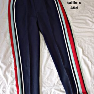 Pantalon zara avec bande Marque : Zara Matière : 87% polyester 13% élasthane Couleur : bleu marine et bandes blanc rouge et bleu ciel Taille : s Sexe : femme Etat :bon état