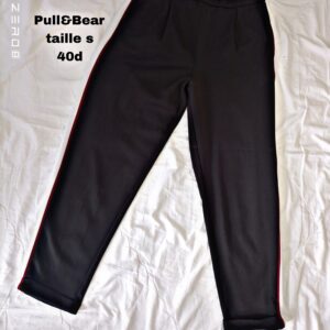 Pantalon PULL&BEAR Matière : 68% polyester 28%viscose 4%élasthanne Couleur : noir et les bandes bordeau et blanc Taille : S Sexe : femme Etat : bon état