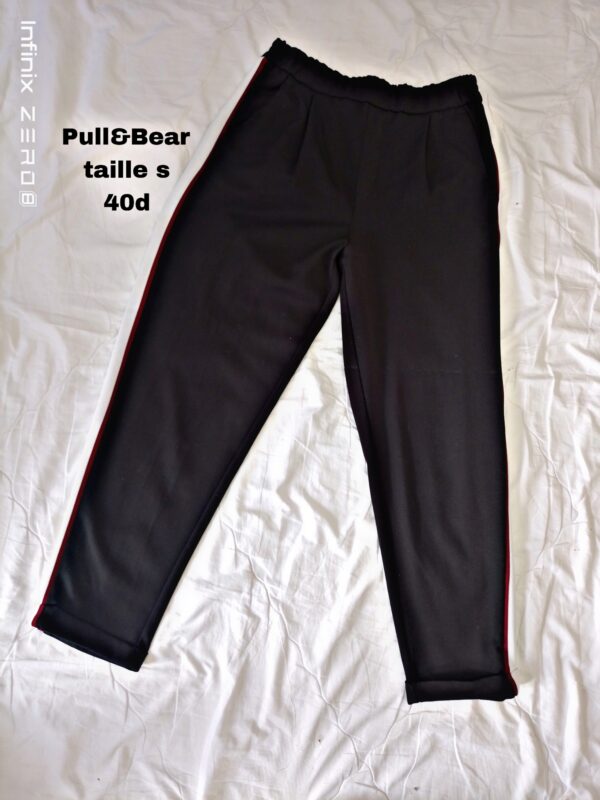Pantalon PULL&BEAR Matière : 68% polyester 28%viscose 4%élasthanne Couleur : noir et les bandes bordeau et blanc Taille : S Sexe : femme Etat : bon état